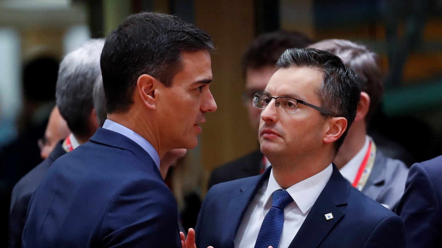 El presidente español, Pedro Sánchez, habla con el primer ministro esloveno, Marjan Sarec El presidente español, Pedro Sánchez, habla con el primer ministro esloveno, Marjan Sarec