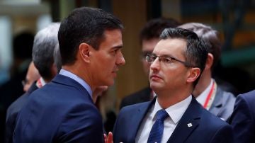 El presidente español, Pedro Sánchez, habla con el primer ministro esloveno, Marjan Sarec