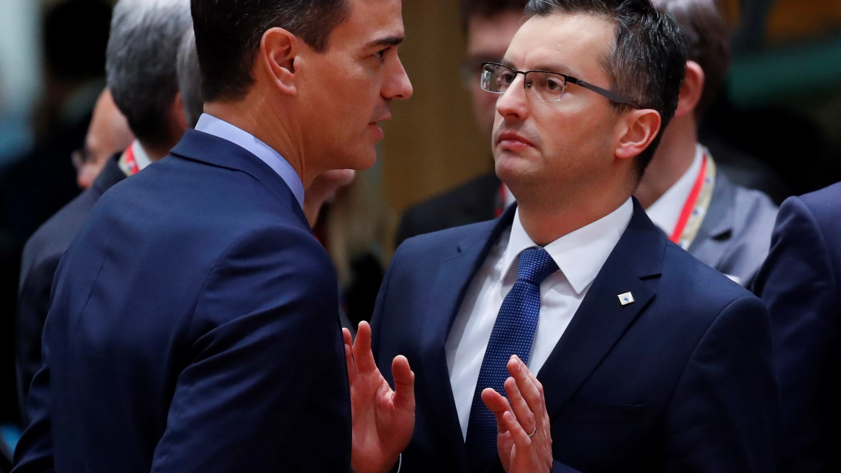 El presidente español, Pedro Sánchez, habla con el primer ministro esloveno, Marjan Sarec