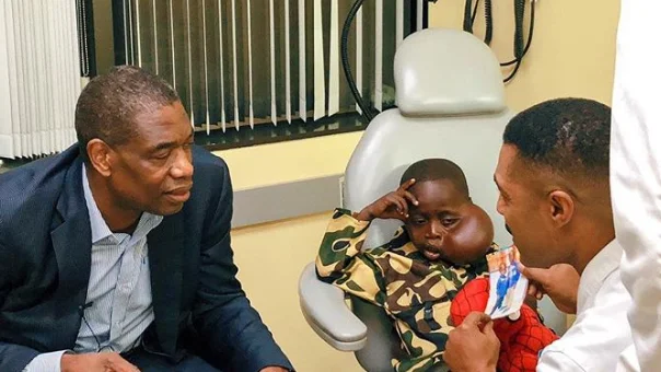 Mutombo, junto al joven congoleño Mutombo, junto al joven congoleño