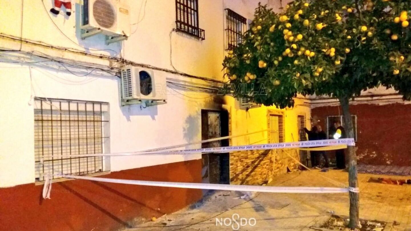 El edificio incendiado en Torreblanca, Sevilla