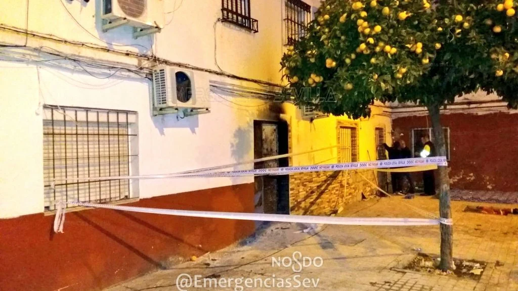 El edificio incendiado en Torreblanca, Sevilla