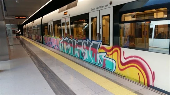 Imagen de archivo de un tren pintado por grafiteros Imagen de archivo de un tren pintado por grafiteros