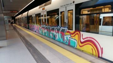 Un tren pintado por grafiteros