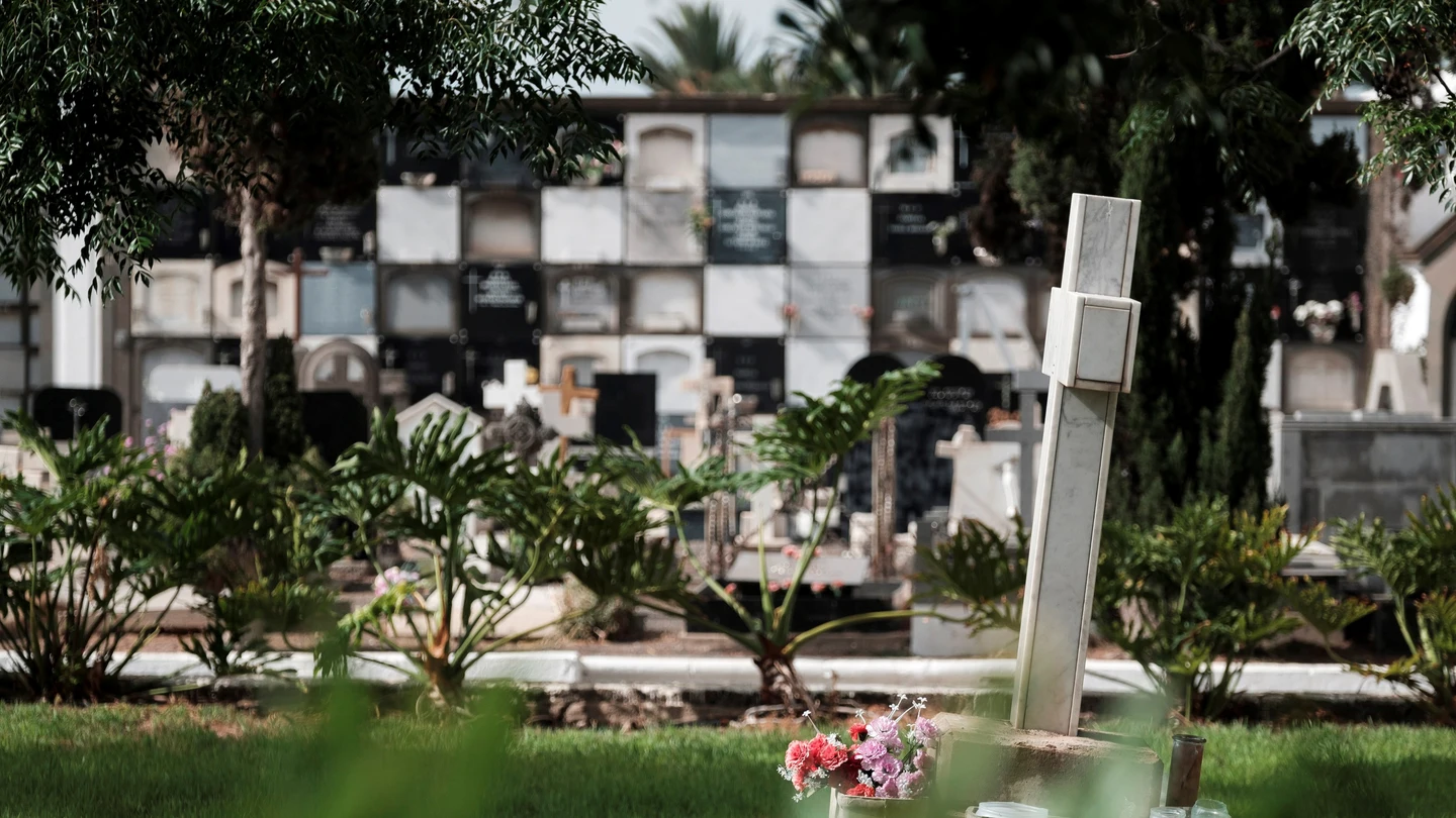 Imagen de la cruz bajo la cual se encuentra la fosa de represaliados del franquismo en el cementerio de Vegueta Imagen de la cruz bajo la cual se encuentra la fosa de represaliados del franquismo en el cementerio de Vegueta