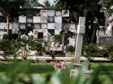 Imagen de la cruz bajo la cual se encuentra la fosa de represaliados del franquismo en el cementerio de Vegueta Imagen de la cruz bajo la cual se encuentra la fosa de represaliados del franquismo en el cementerio de Vegueta