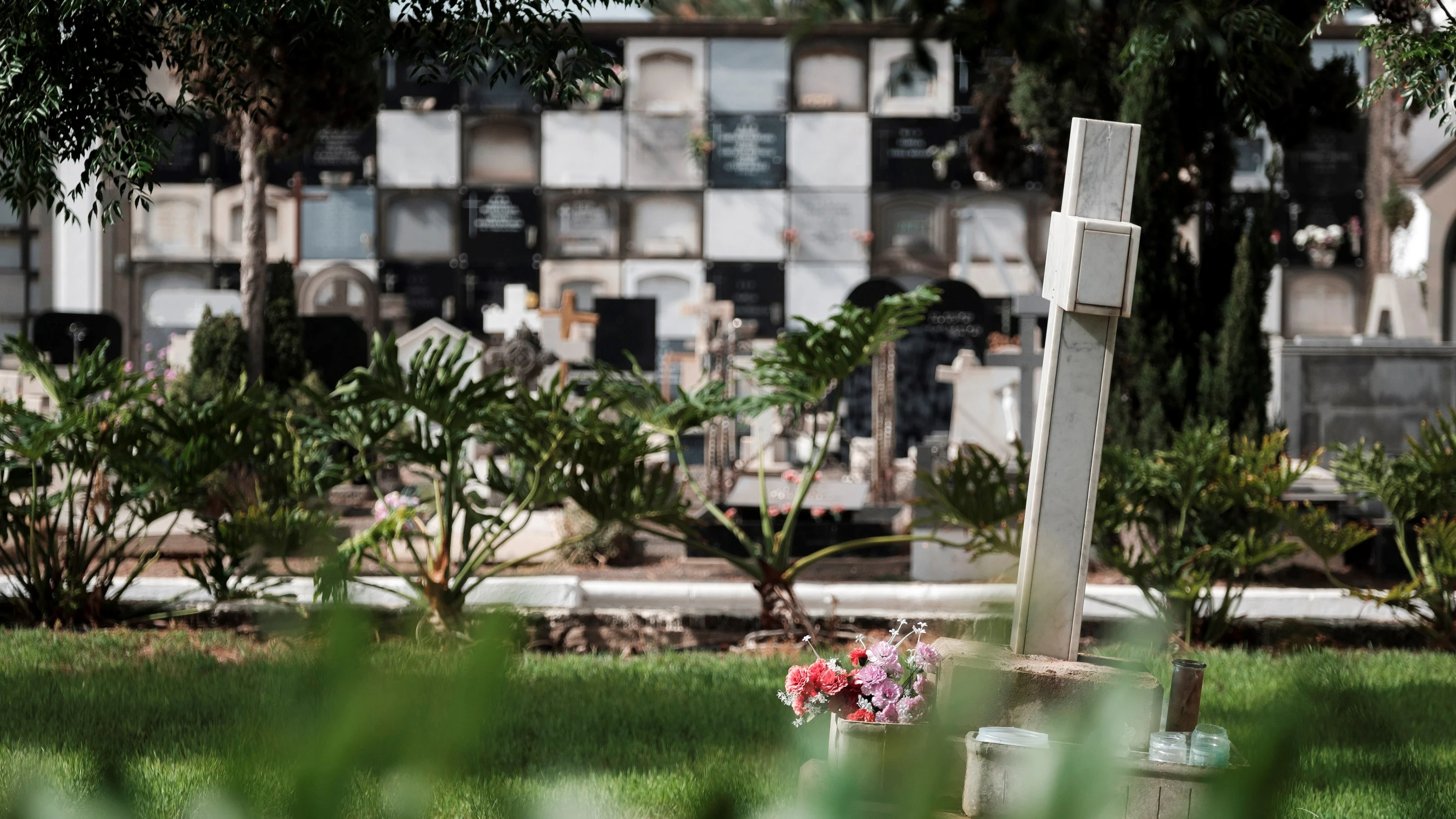 Imagen de la cruz bajo la cual se encuentra la fosa de represaliados del franquismo en el cementerio de Vegueta