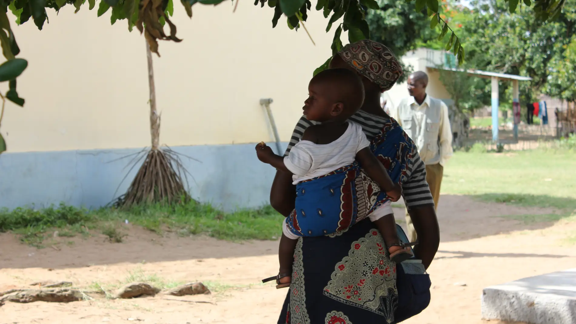 Madre e hijo saliendo de un hospital en el sur de Mozambique