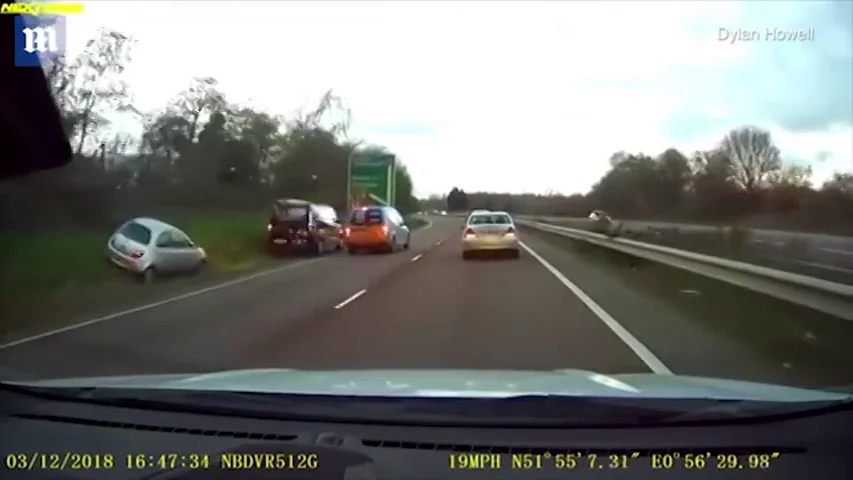 El coche gris conducido por Ben Smith hasta sacarlo de la calzada