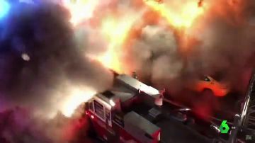 Impresionante explosión en Queens: los bomberos quedan envueltos en una bola de fuego cuando apagaban las llamas