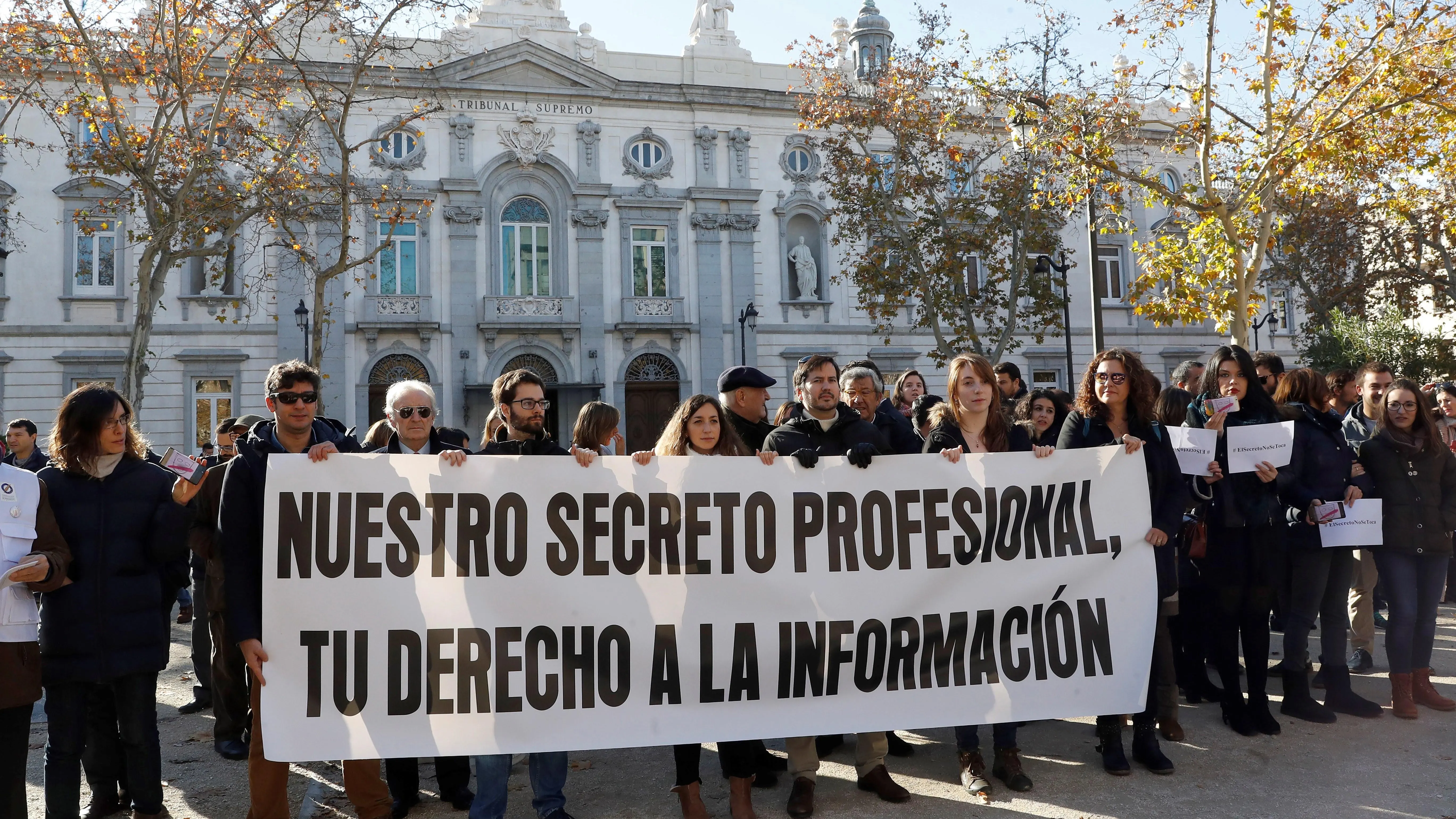  El colectivo de periodistas durante la concentración que bajo su lema