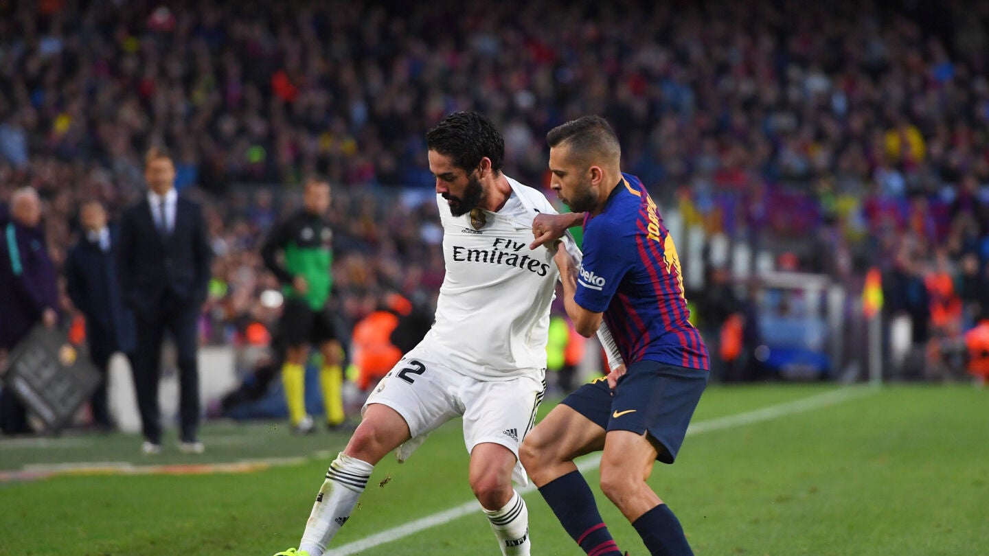 Isco protege el bal&oacute;n ante Jordi Alba