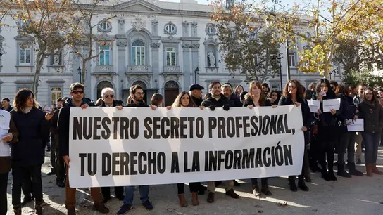 Periodistas se manifiestan en el Tribunal Supremo por el secreto profesional Periodistas se manifiestan en el Tribunal Supremo por el secreto profesional