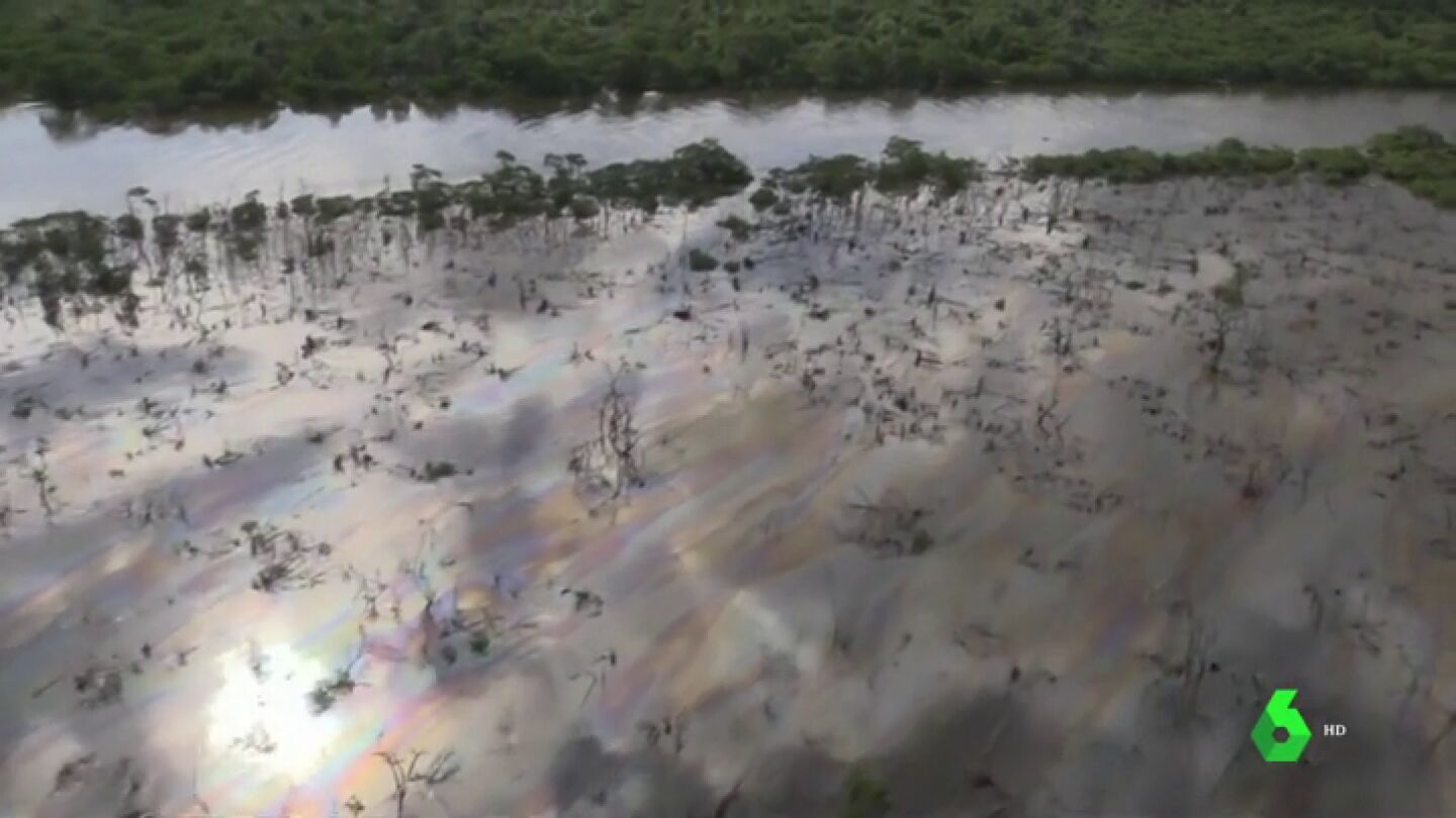 Imagen de la Bah&iacute;a de Guanabara, en Brasil, inundada por petr&oacute;leo