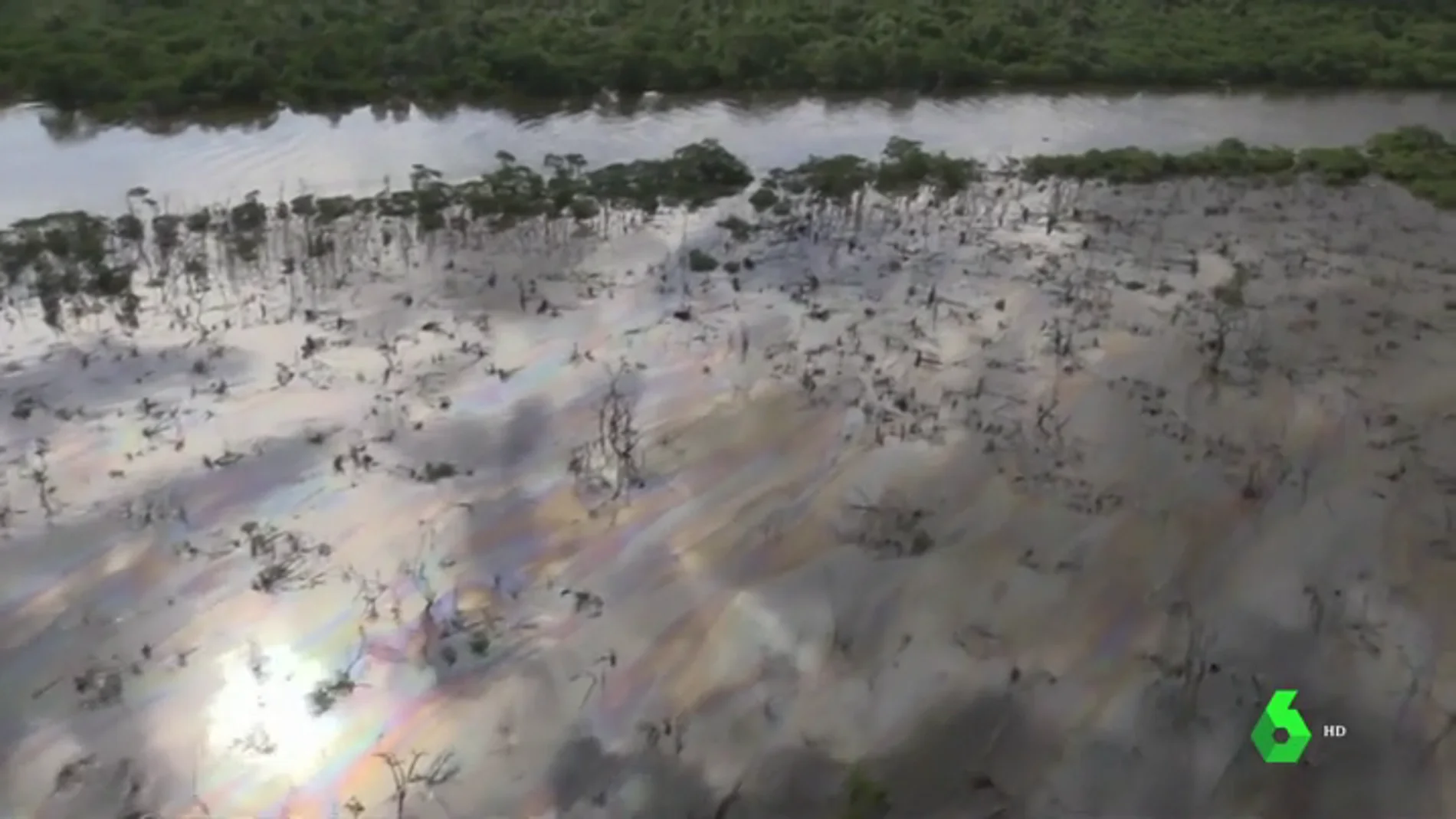 Imagen de la Bahía de Guanabara, en Brasil, inundada por petróleo