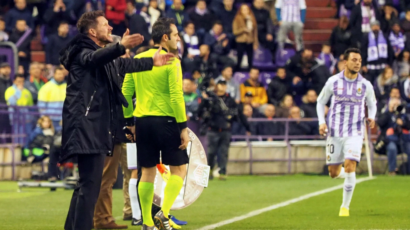 Simeone, en la banda ante el Valladolid Simeone, en la banda ante el Valladolid