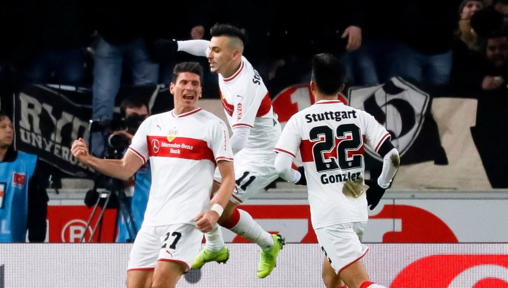 Mario Gómez celebra un gol en el Stuttgart vs Hertha