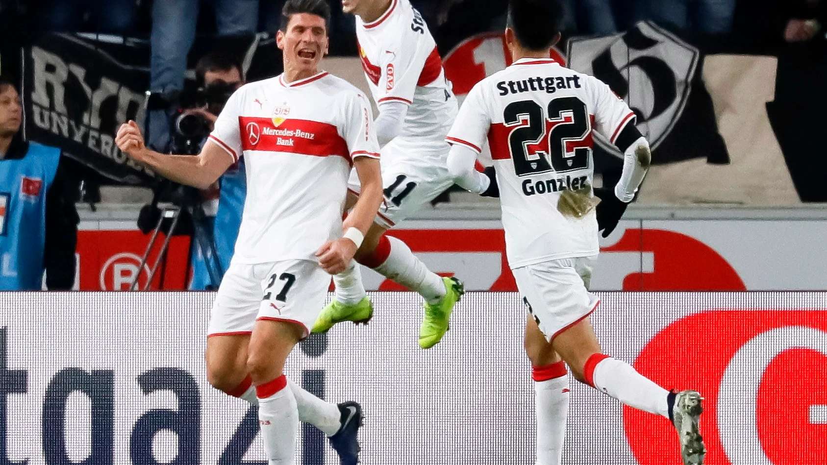 Mario Gómez celebra un gol en el Stuttgart vs Hertha