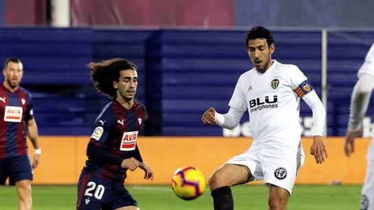 Dani Parejo juega un balón ante Marc Cucurella Dani Parejo juega un balón ante Marc Cucurella