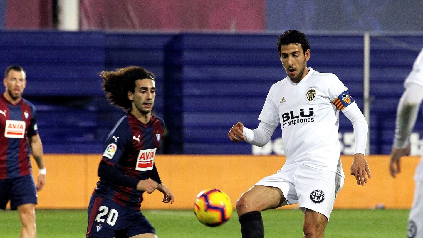 Dani Parejo juega un bal&oacute;n ante Marc Cucurella