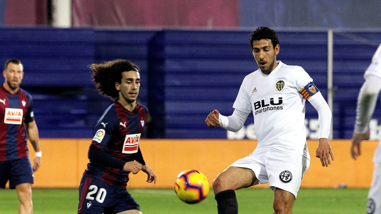 Dani Parejo juega un balón ante Marc Cucurella Dani Parejo juega un balón ante Marc Cucurella