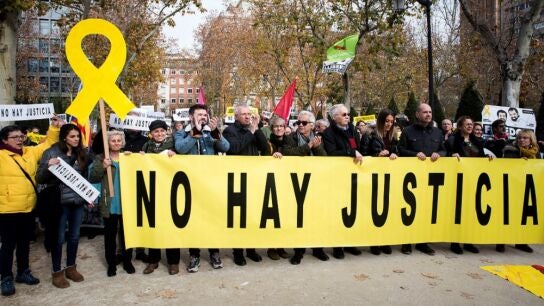 Imagen de manifestantes ante el TS para pedir que liberen a pol&iacute;ticos presos