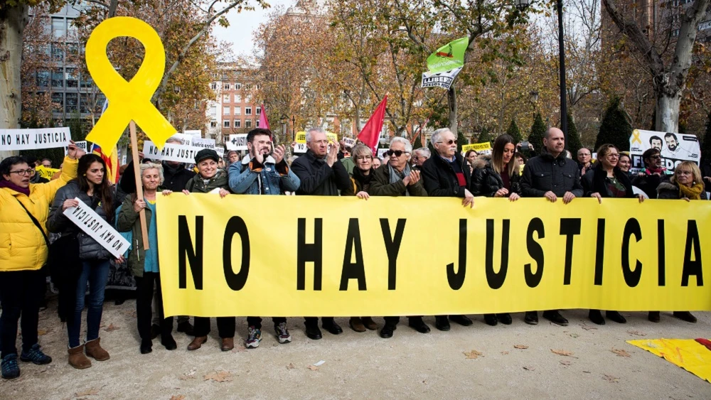 Imagen de manifestantes ante el TS para pedir que liberen a políticos presos