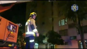 Desalojan un edificio de nueve plantas en Sevilla por un incendio