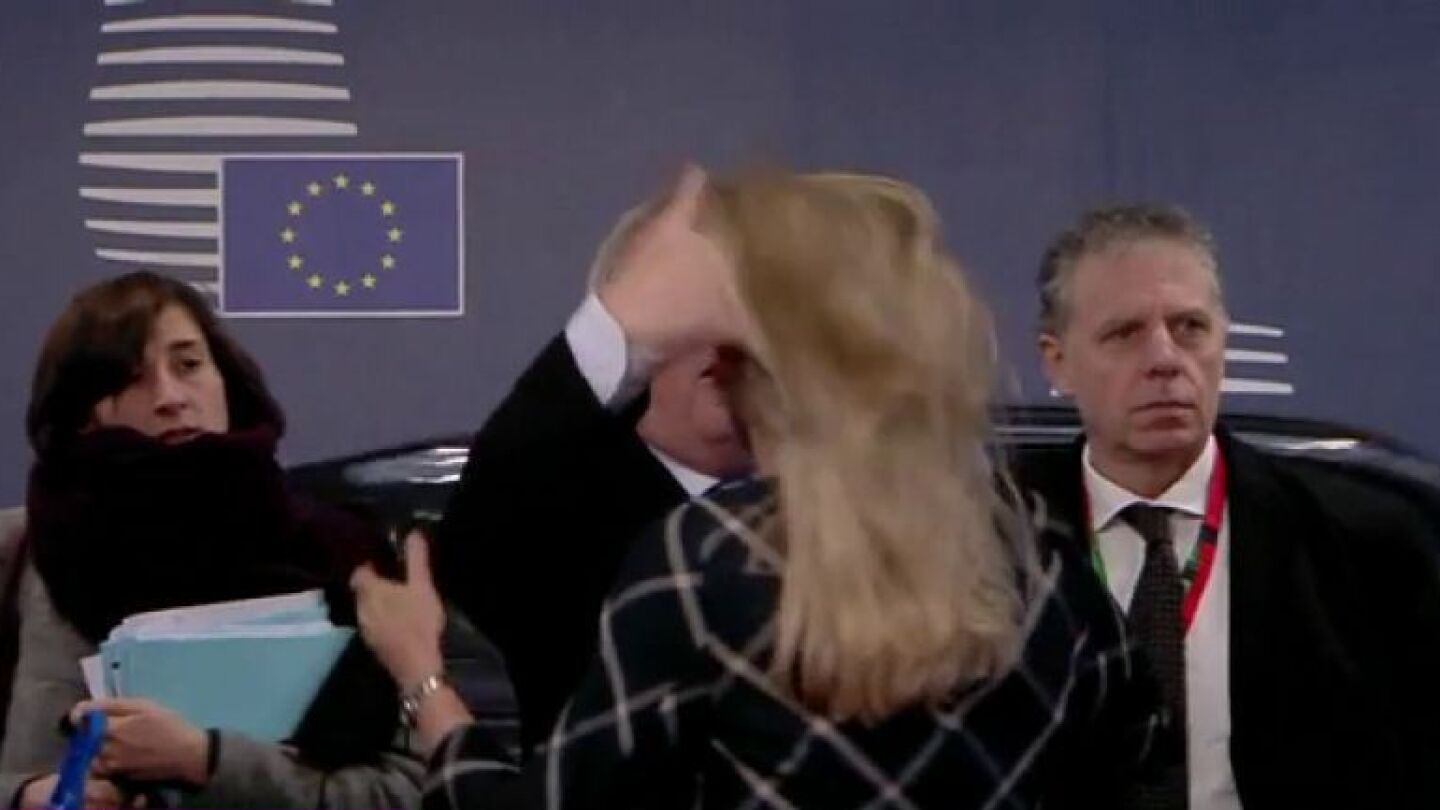 Pol&eacute;mico gesto de Jean Claude Juncker con una mujer