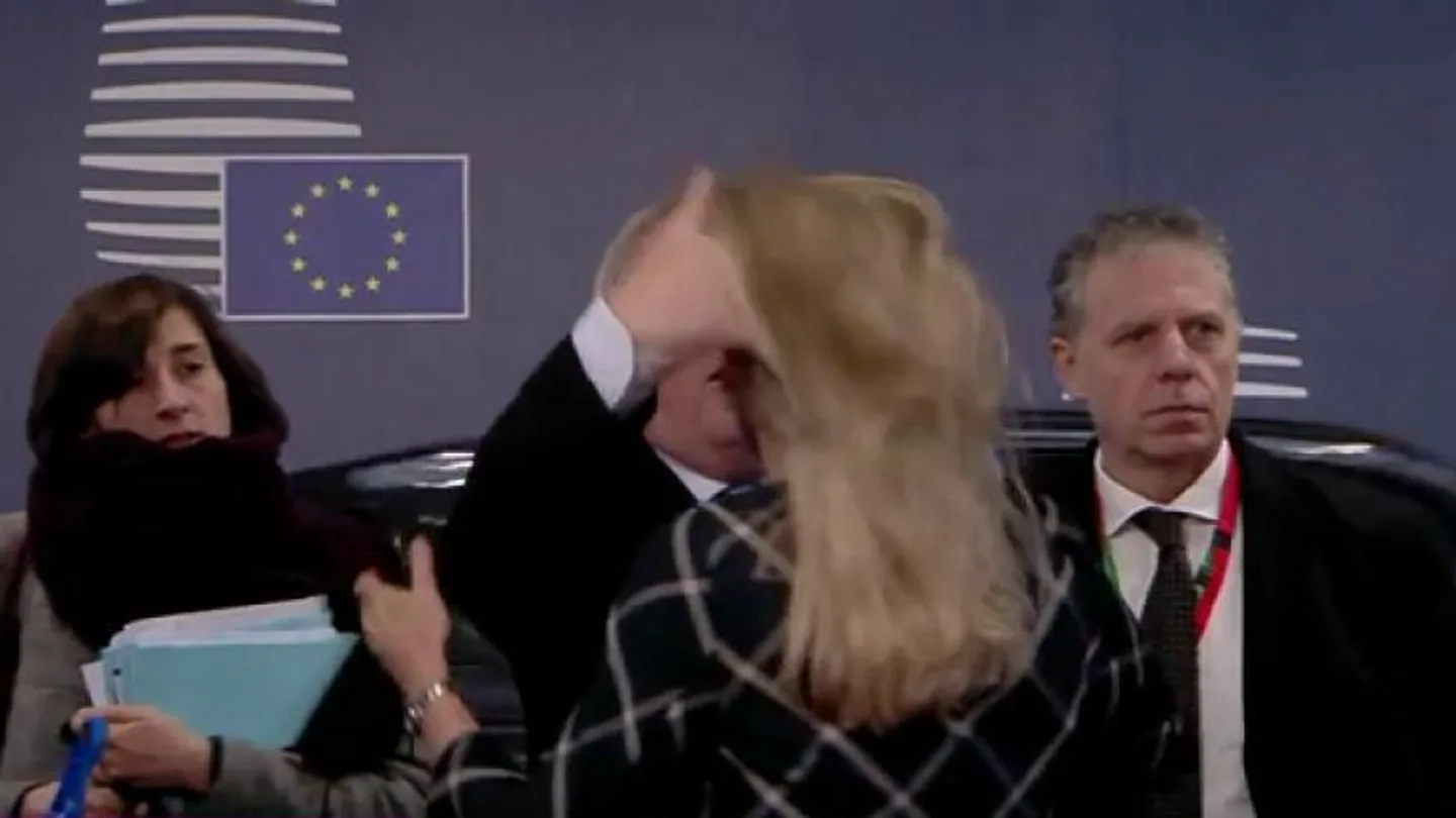 Polémico gesto de Jean Claude Juncker con una mujer Polémico gesto de Jean Claude Juncker con una mujer