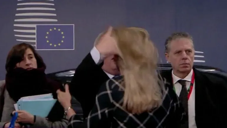Polémico gesto de Jean Claude Juncker con una mujer Polémico gesto de Jean Claude Juncker con una mujer