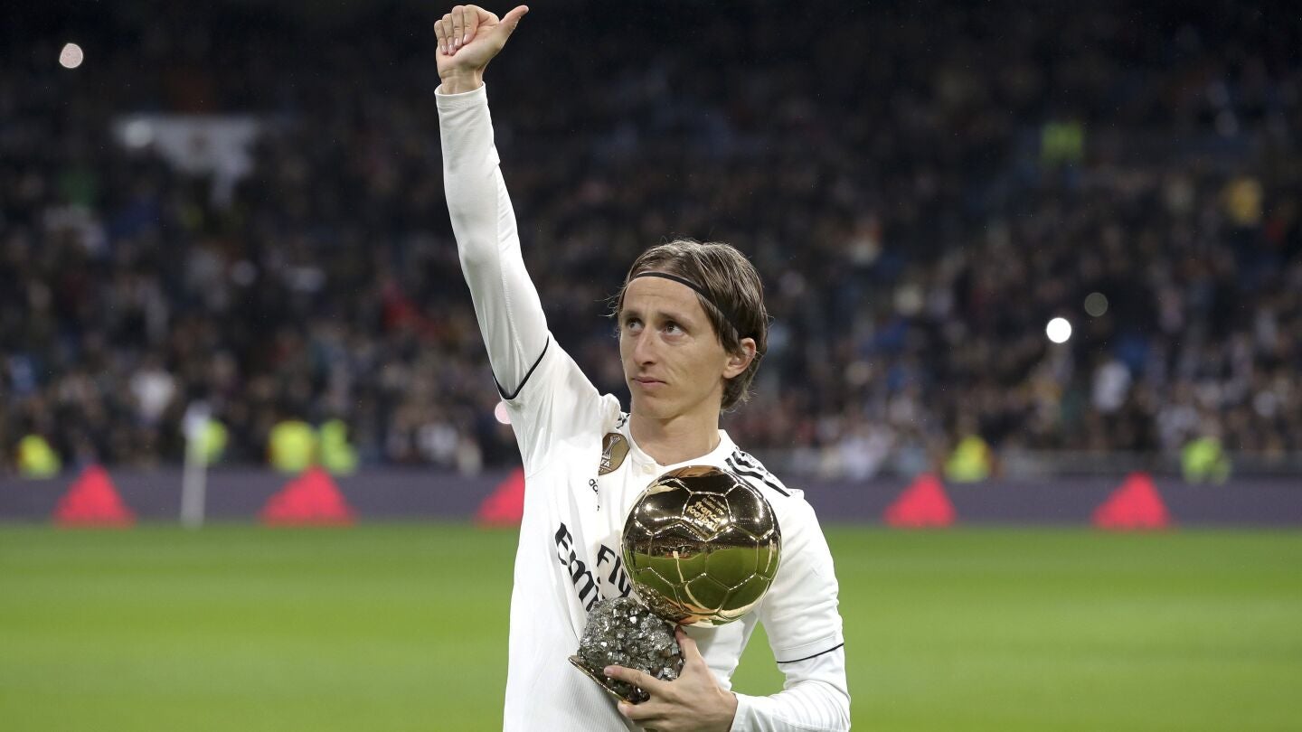 Luka Modric ofrece el Bal&oacute;n de Oro al Bernab&eacute;u