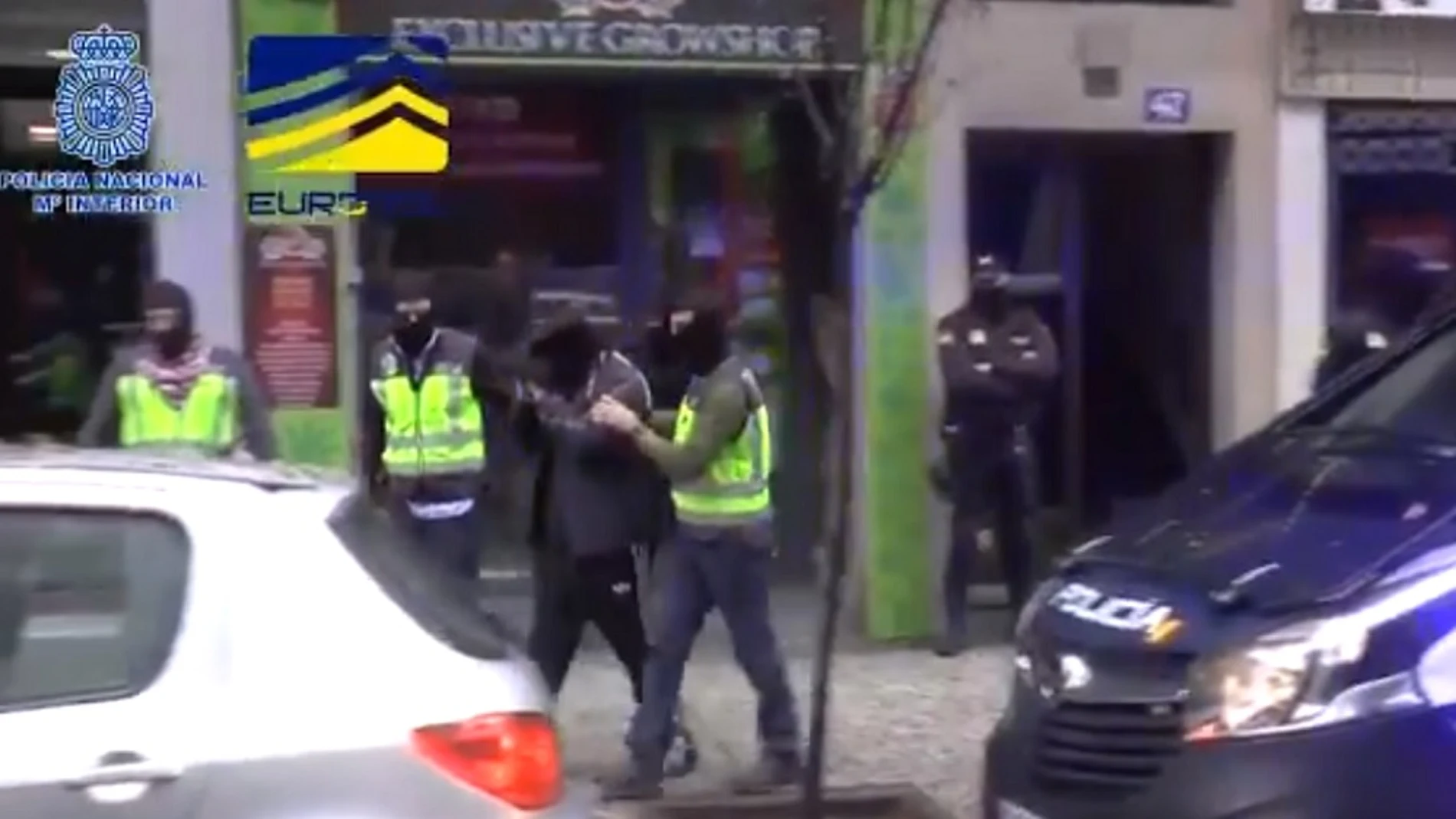 Imagen del momento de la detención de los responsables de la sección en español de la web neonazi