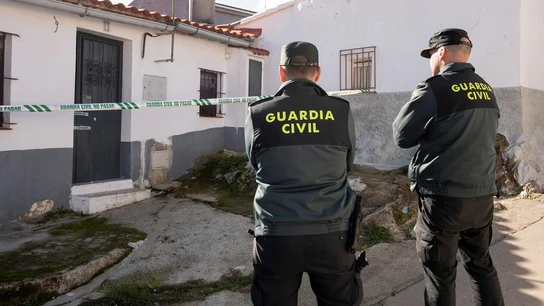 Efectivos de la Guardia Civil custodian la vivienda de la joven zamorana Laura Lelmo, desaparecida desde el miércoles Efectivos de la Guardia Civil custodian la vivienda de la joven zamorana Laura Lelmo, desaparecida desde el miércoles