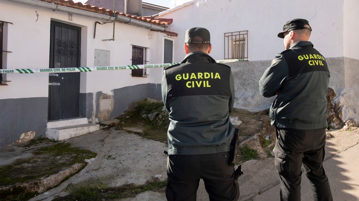 Efectivos de la Guardia Civil custodian la vivienda de la joven zamorana Laura Lelmo, desaparecida desde el mi&eacute;rcoles