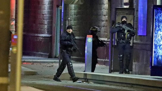 Policías franceses custodian la zona durante un operativo en el distrito Neudorf, en Estrasburgo Policías franceses custodian la zona durante un operativo en el distrito Neudorf, en Estrasburgo