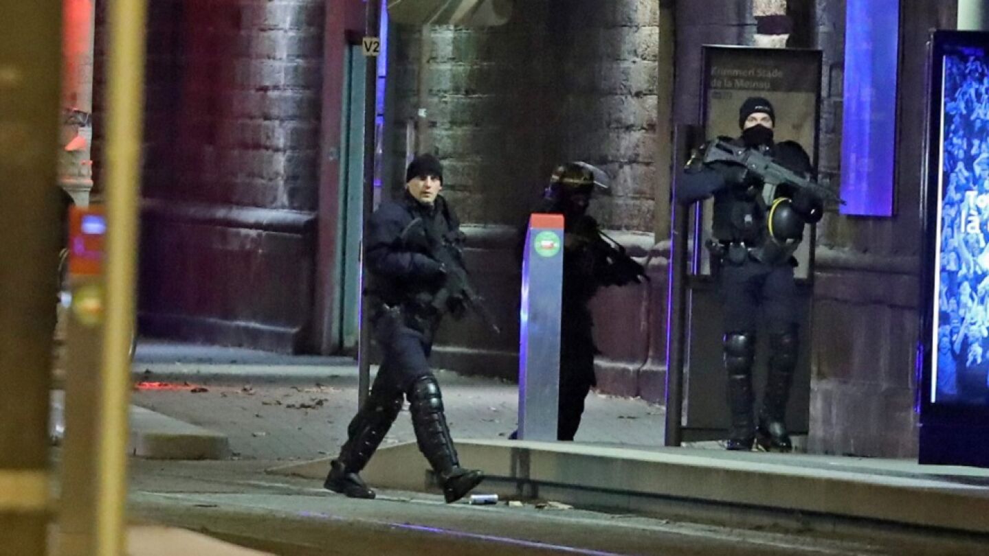 Polic&iacute;as franceses custodian la zona durante un operativo en el distrito Neudorf, en Estrasburgo