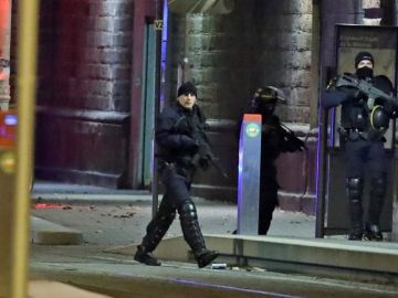 Policías franceses custodian la zona durante un operativo en el distrito Neudorf, en Estrasburgo Policías franceses custodian la zona durante un operativo en el distrito Neudorf, en Estrasburgo