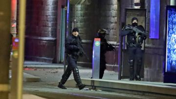 Policías franceses custodian la zona durante un operativo en el distrito Neudorf, en Estrasburgo