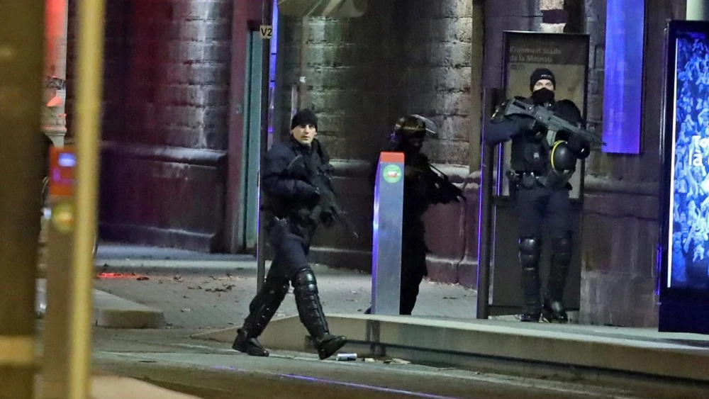 Policías franceses custodian la zona durante un operativo en el distrito Neudorf, en Estrasburgo