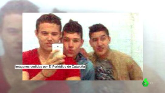 Selfies o posando en la Plaza de Catalu&ntilde;a: salen a la luz nuevas im&aacute;genes de los terroristas de Barcelona 