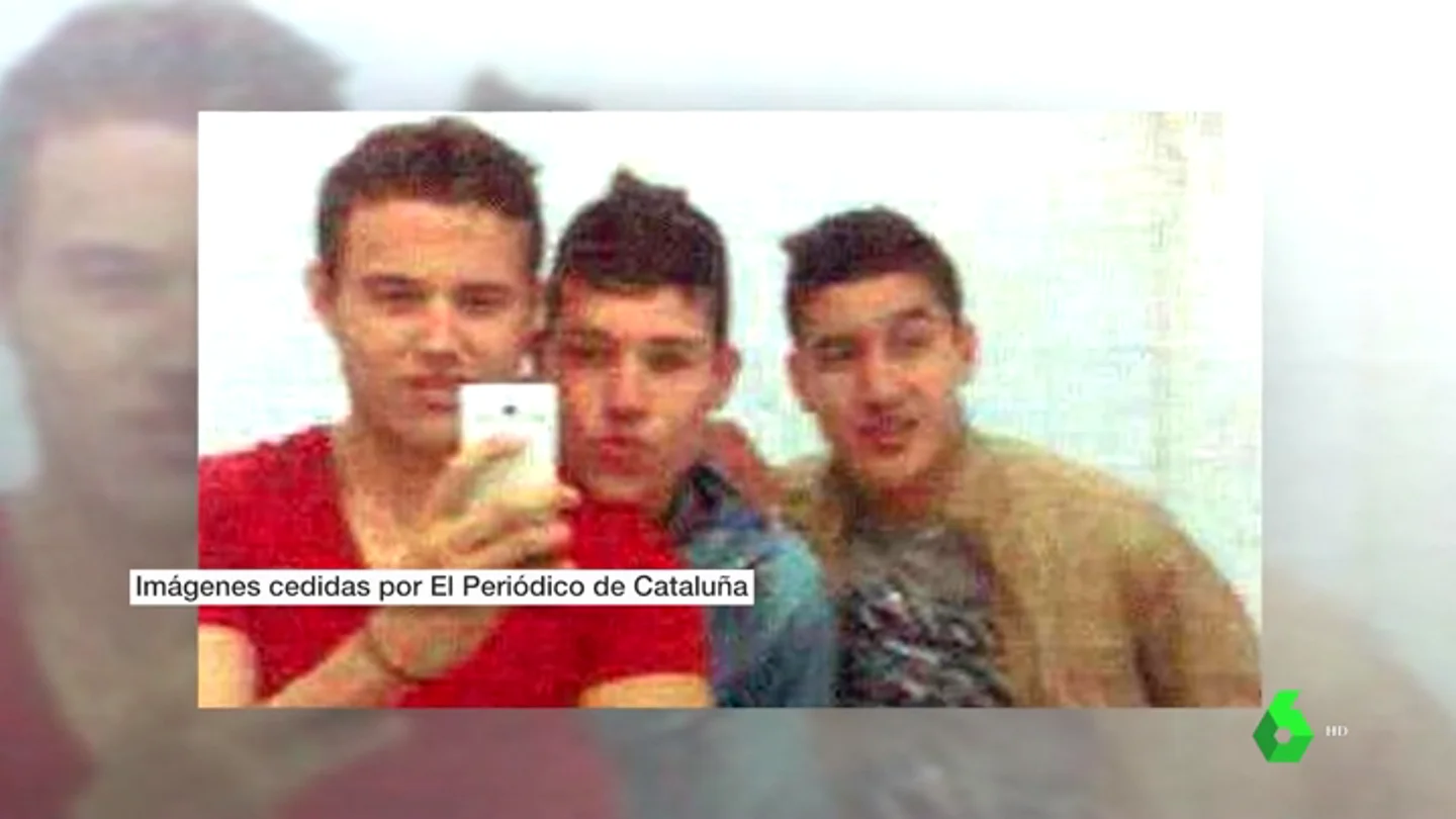 Selfies o posando en la Plaza de Cataluña: salen a la luz nuevas imágenes de los terroristas de Barcelona Selfies o posando en la Plaza de Cataluña: salen a la luz nuevas imágenes de los terroristas de Barcelona