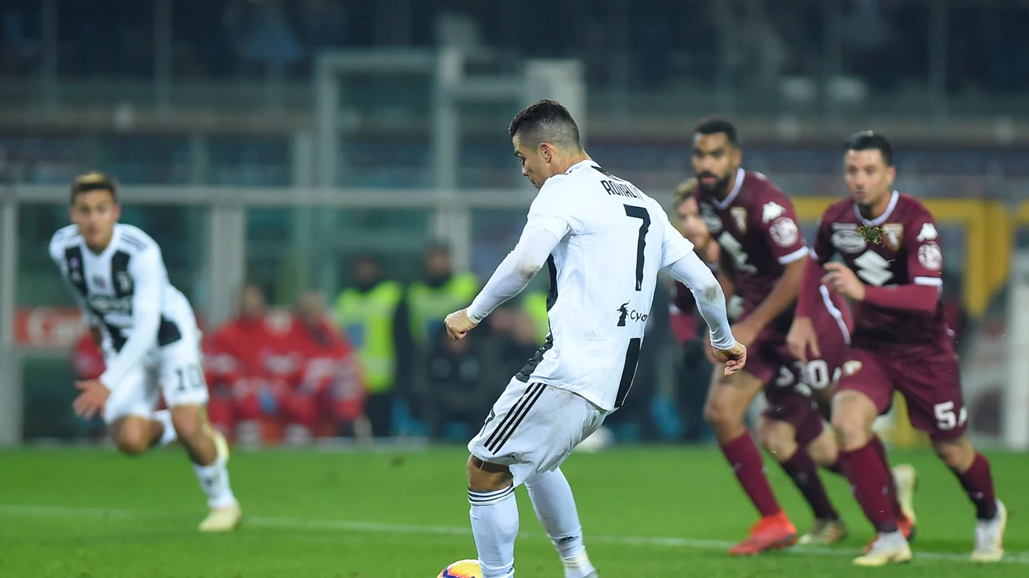Cristiano Ronaldo anota de penalti ante el Torino Cristiano Ronaldo anota de penalti ante el Torino