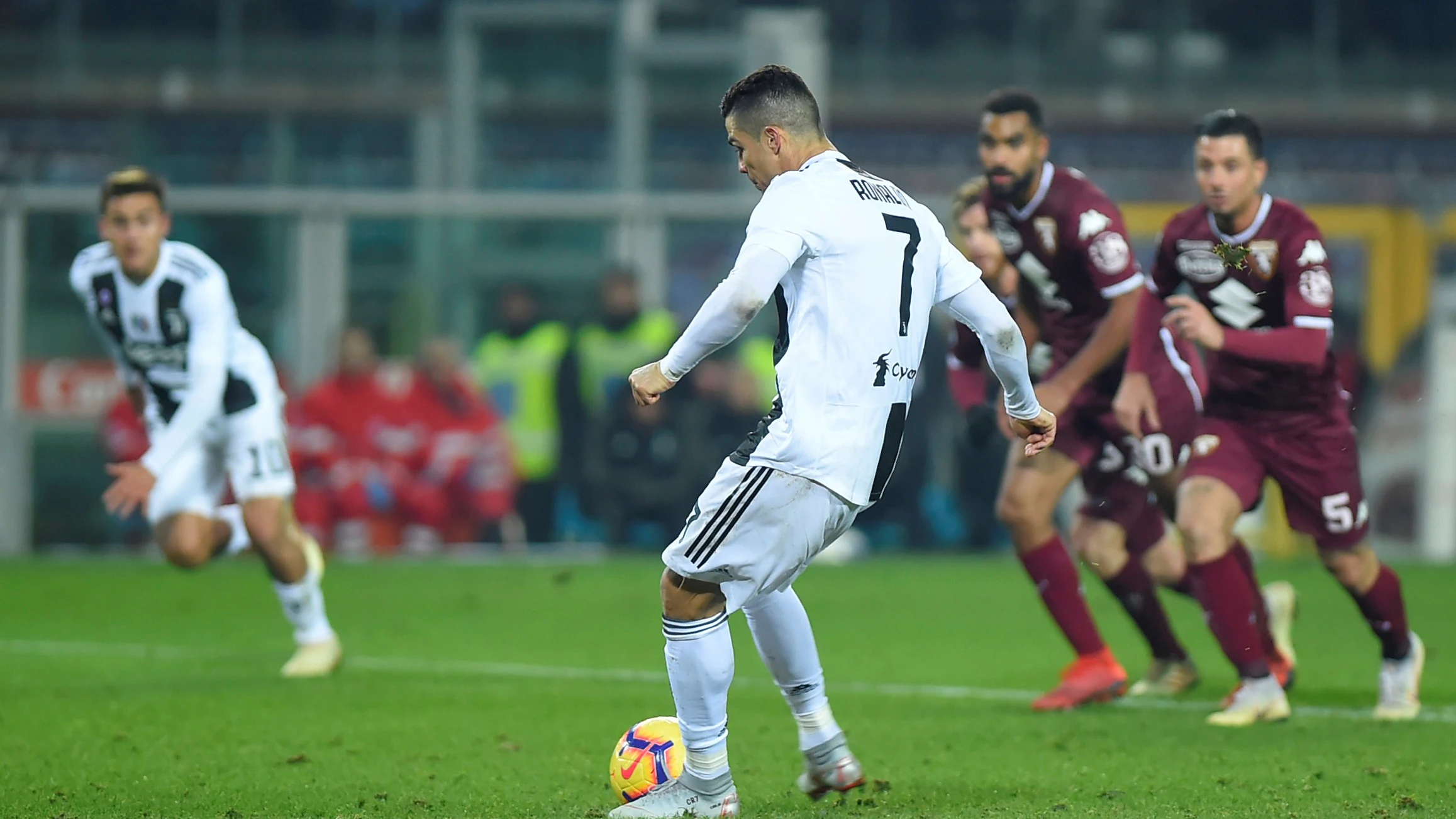 Cristiano Ronaldo anota de penalti ante el Torino