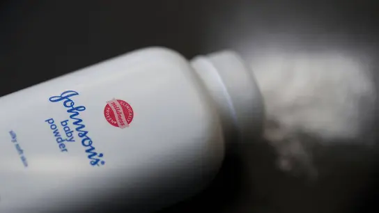 Un envase de Johnson's baby powder fabricado por Johnson and Johnson Un envase de Johnson's baby powder fabricado por Johnson and Johnson