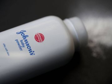 Un envase de Johnson's baby powder fabricado por Johnson and Johnson Un envase de Johnson's baby powder fabricado por Johnson and Johnson
