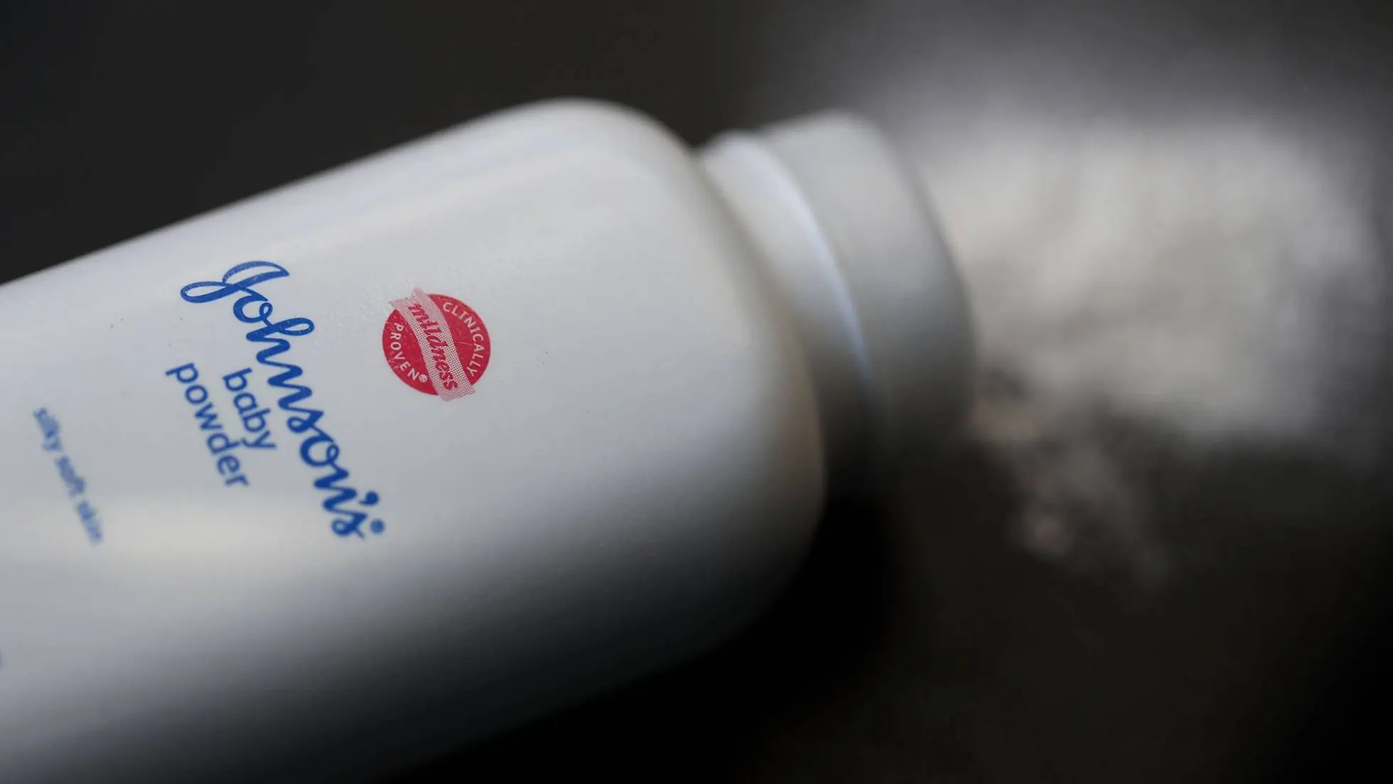 Un envase de Johnson's baby powder fabricado por Johnson and Johnson