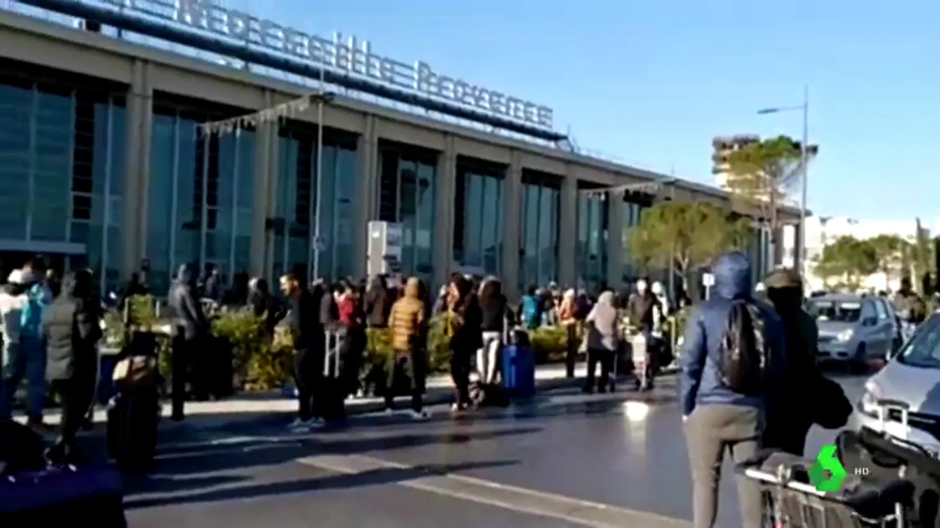 Los pasajeros del aeropuerto de Marsella, desalojados por las fuerzas de seguridad francesas