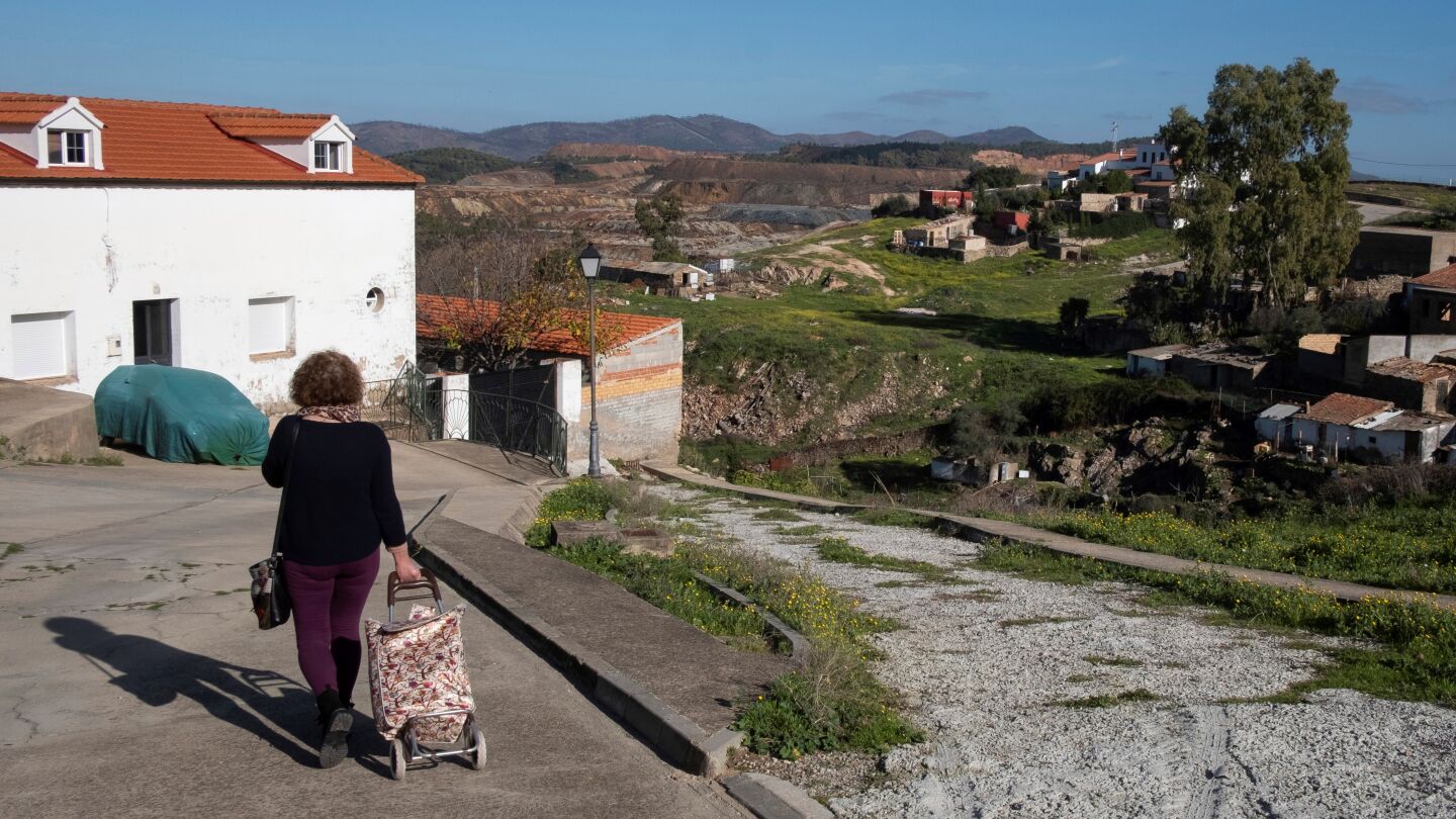 Una mujer camina por el lugar por donde sol&iacute;a salir para practicar deporte la joven zamorana Laura Lelmo