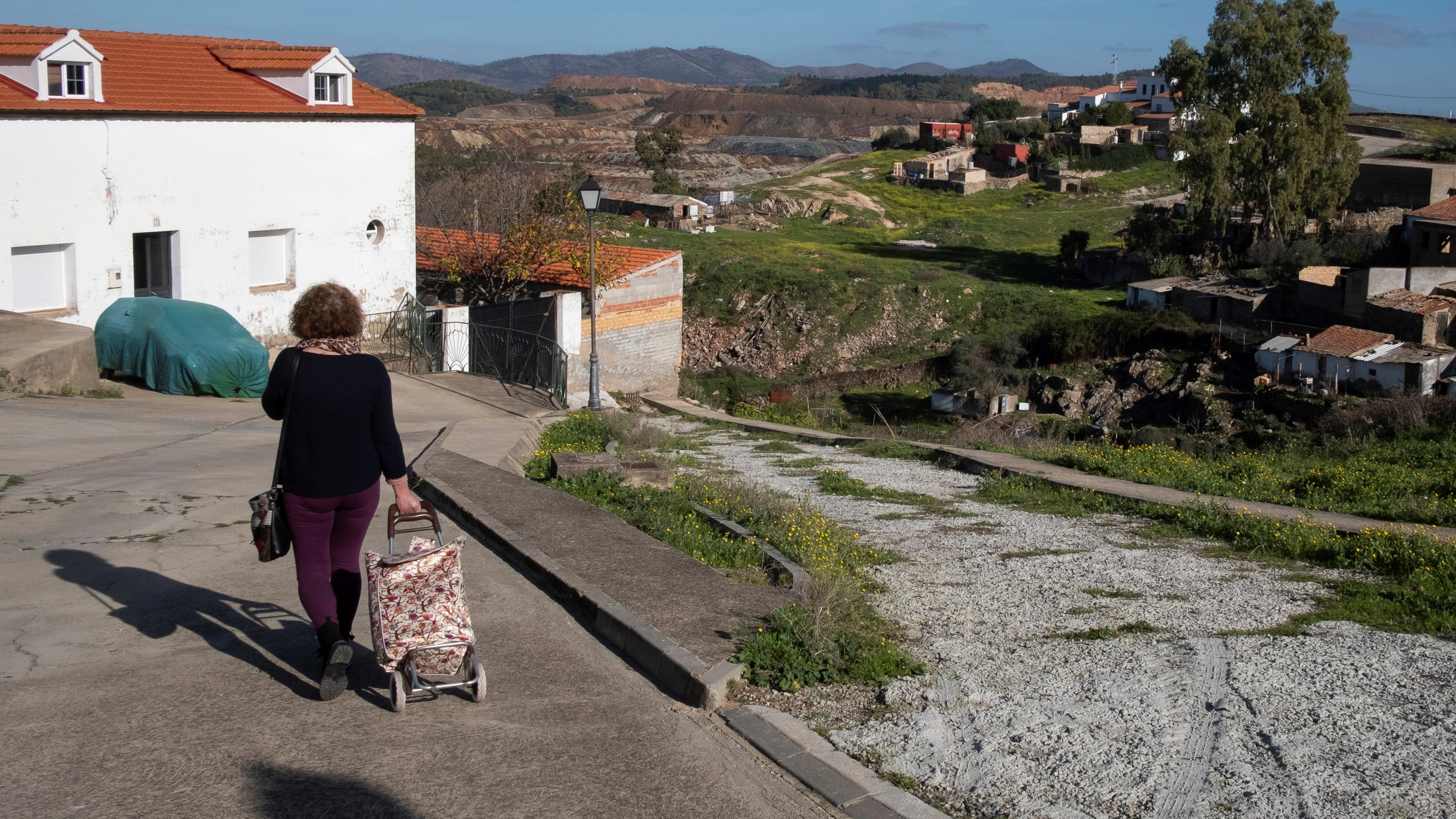 Una mujer camina por el lugar por donde solía salir para practicar deporte la joven zamorana Laura Lelmo